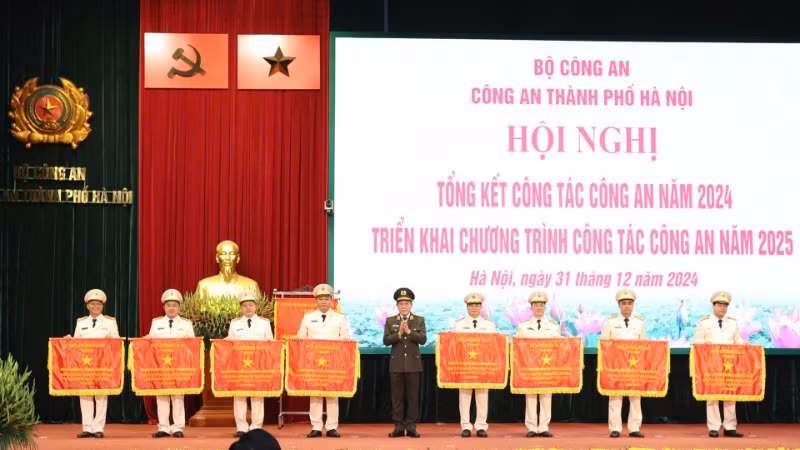 Bộ trưởng Công an Lương Tam Quang trao Cờ Thi đua của Bộ Công an tặng các đơn vị dẫn đầu phong trào thi đua "Vì an ninh tổ quốc" cấp cơ sở năm 2024 của Công an thành phố Hà Nội.