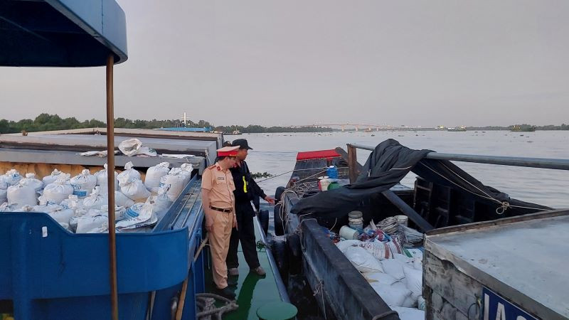 Lực lượng chức năng bắt quả tang các đối tượng đang tiến hành vận chuyển tài sản trộm cắp đi tiêu thụ.