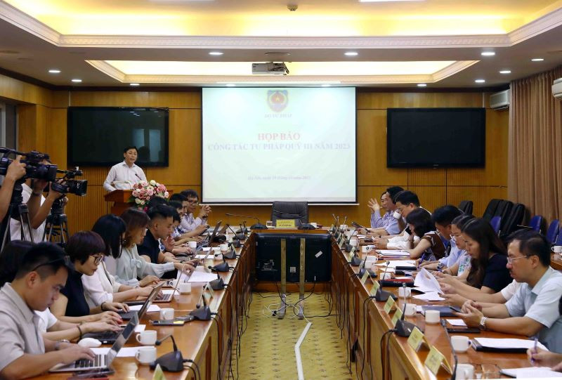 Toàn cảnh họp báo.