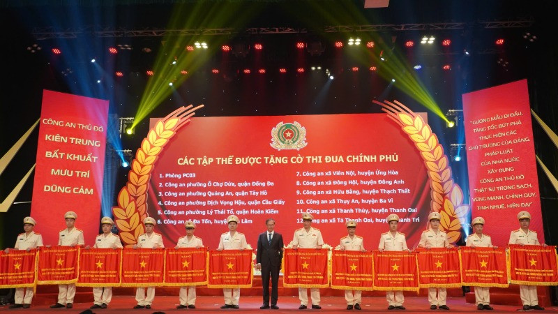 12 tập thể thuộc Công an thành phố Hà Nội đón nhận Cờ thi đua Chính phủ năm 2024.