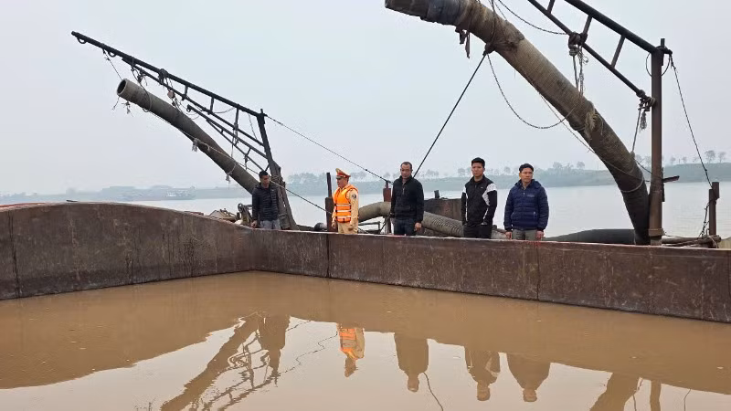 Lực lượng chức năng kiểm tra phương tiện chở cát.