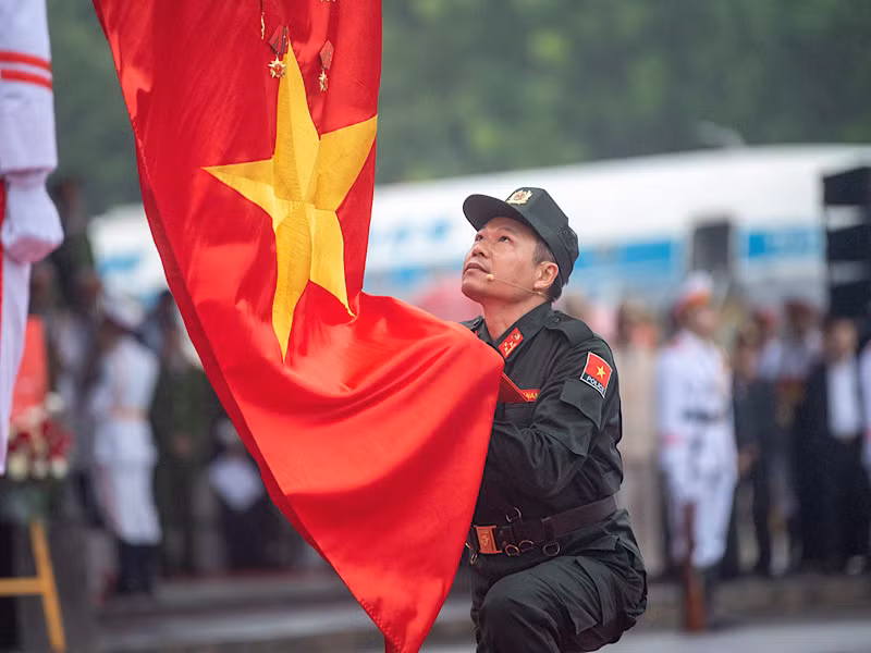 Thượng tá Nguyễn Văn Nam, Chỉ huy trưởng Đơn vị Cảnh sát gìn giữ hòa bình số 1 nhận quyết định thành lập và tuyên thệ trước quốc kỳ.