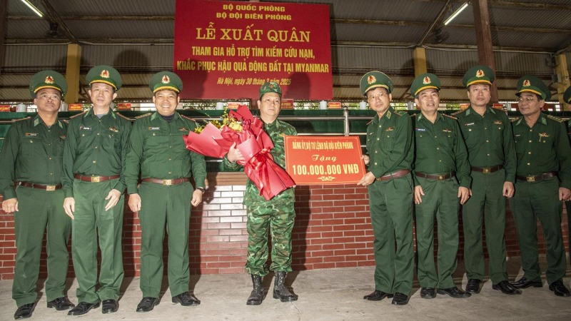 Thiếu tướng Lê Văn Phúc trao100 triệu đồng của Đảng ủy, Bộ Tư lệnh Bộ đội biên phòng tặng các thành viên trong đoàn công tác. Ảnh: Văn Chương