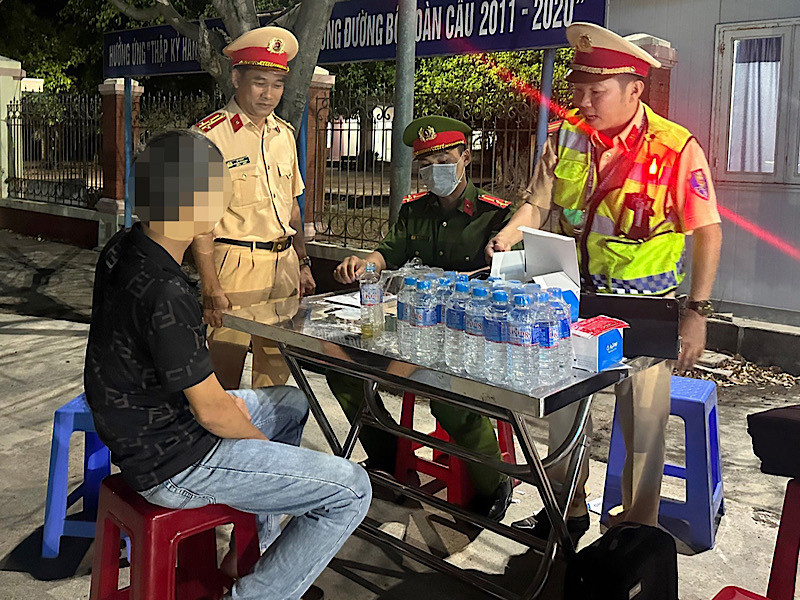 Cảnh sát giao thông kiểm tra nhanh ma tuý đối với các tài xế xe tải.