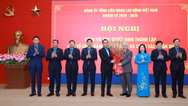 Đồng chí Đỗ Văn Chiến tặng hoa chúc mừng Ban Thường vụ Đảng ủy Tổng Liên đoàn Lao động Việt Nam nhiệm kỳ 2025-2030. 