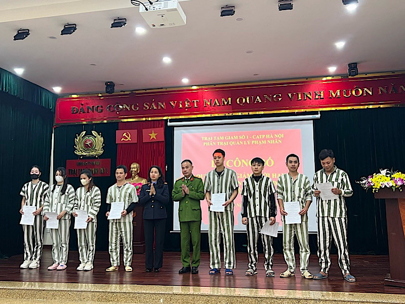 Các phạm nhân nhận quyết định giảm án.