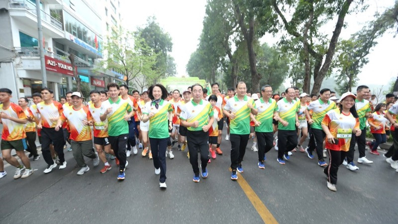 Thứ trưởng Công an Trần Quốc Tỏ, Thứ trưởng Thường trực Bộ Văn hóa, Thể thao và Du lịch Lê Hải Bình và các đại biểu tham gia chạy đồng hành.