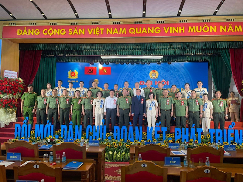 Thượng tướng Trần Quốc Tỏ và đồng chí Nguyễn Đình Khang chụp ảnh lưu niệm cùng các đại biểu dự Đại hội.