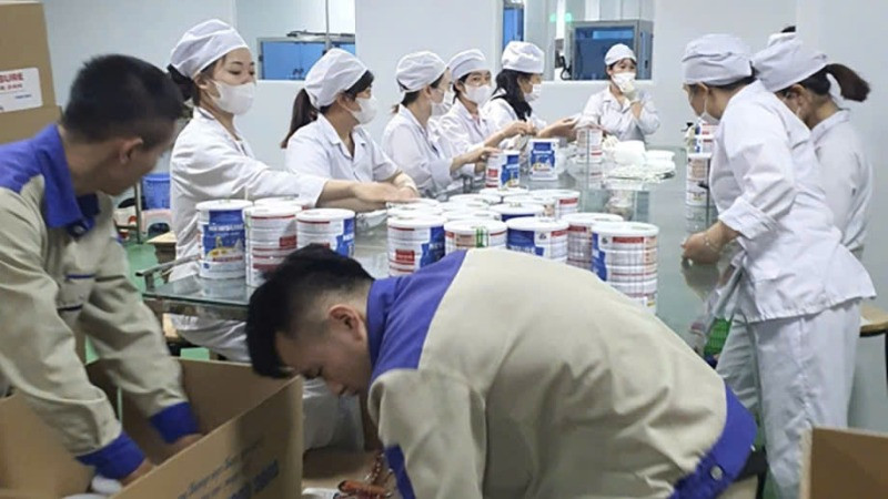 Công nhân đóng hộp thành phẩm sữa giả tại cơ sở sản xuất chuẩn bị đưa ra thị trường tiêu thụ. (Ảnh: CAND)