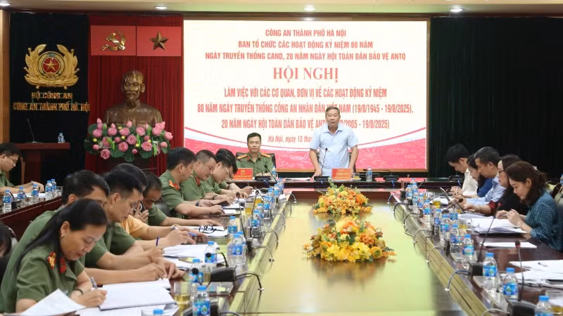 Phó Chủ tịch Thường trực Ủy ban nhân dân thành phố Hà Nội Lê Hồng Sơn phát biểu chỉ đạo.