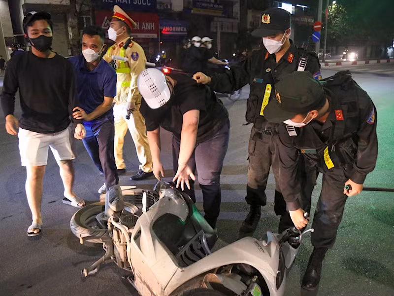 Các tổ công tác 141, Công an thành phố Hà Nội bắt giữ phương tiện, đối tượng có dấu hiệu gây mất trật tự công cộng.
