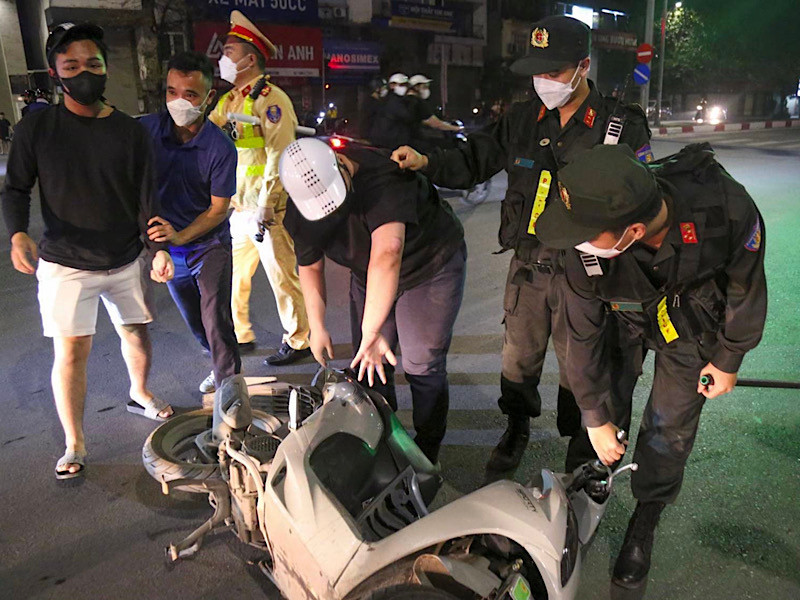Các tổ công tác 141, Công an thành phố Hà Nội bắt giữ phương tiện, đối tượng có dấu hiệu gây mất trật tự công cộng.