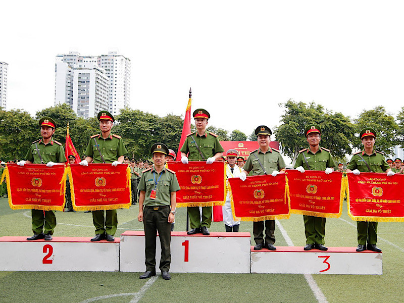 Trao thưởng tặng các tập thể và cá nhân có thành tích xuất sắc