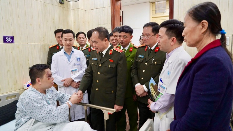 Giám đốc Công an thành phố Hà Nội cùng các đơn vị chức năng thăm hỏi, động viên Thiếu tá Nguyễn Ngọc Ánh.