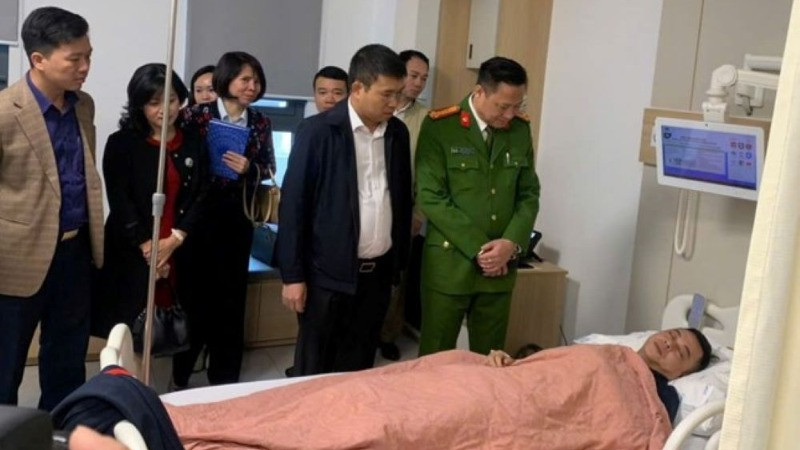 Lãnh đạo Ủy ban nhân dân và Công an quận Nam Từ Liêm thăm hỏi, động viên cán bộ bị thương trong khi làm nhiệm vụ.