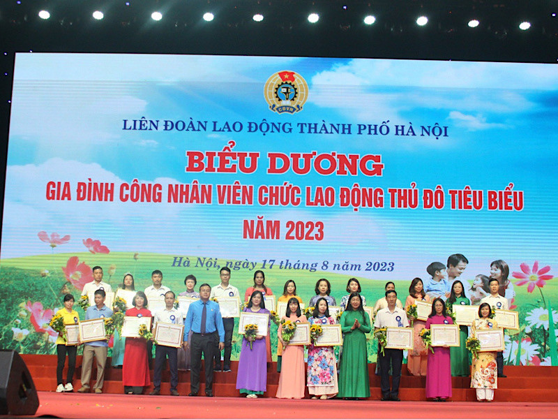 Trao Bằng khen cho gia đình công nhân, viên chức lao động tiêu biểu năm 2023.