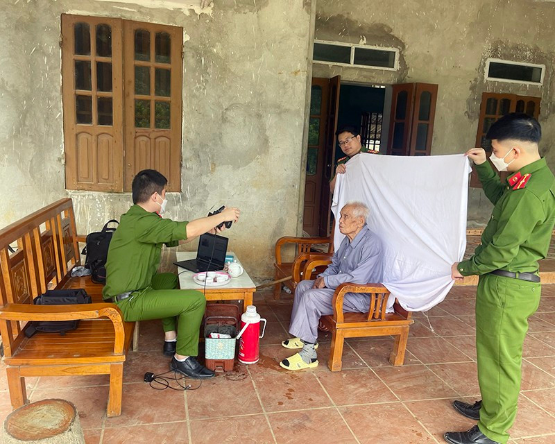 Công an huyện Yên Thủy (Hòa Bình) hỗ trợ người già làm căn cước công dân tại nhà.