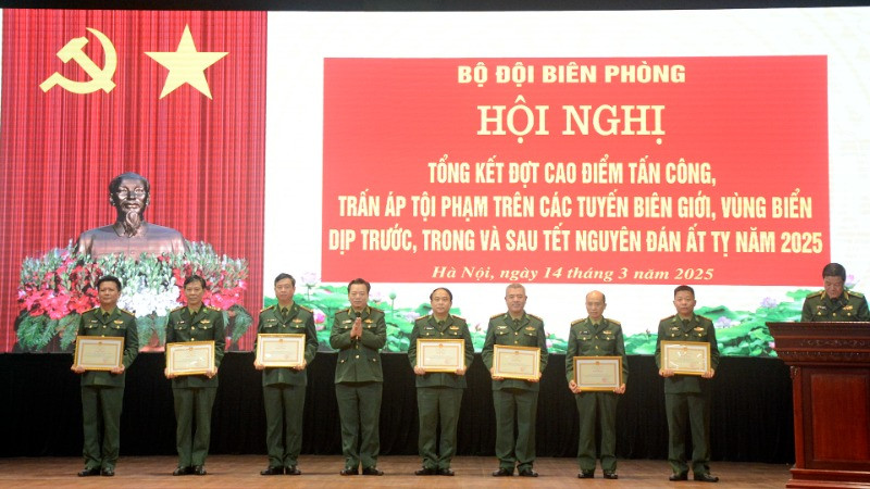 Trao thưởng các tập thể, cá nhân có thành tích xuất sắc tiêu biểu trong thực hiện nhiệm vụ. 