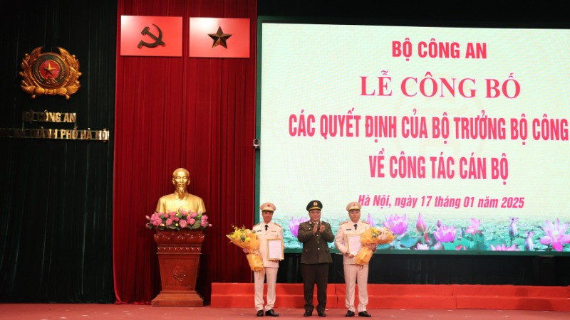 Trung tướng Nguyễn Hải Trung trao Quyết định bổ nhiệm 2 đồng chí tân Phó Giám đốc Công an thành phố Hà Nội.