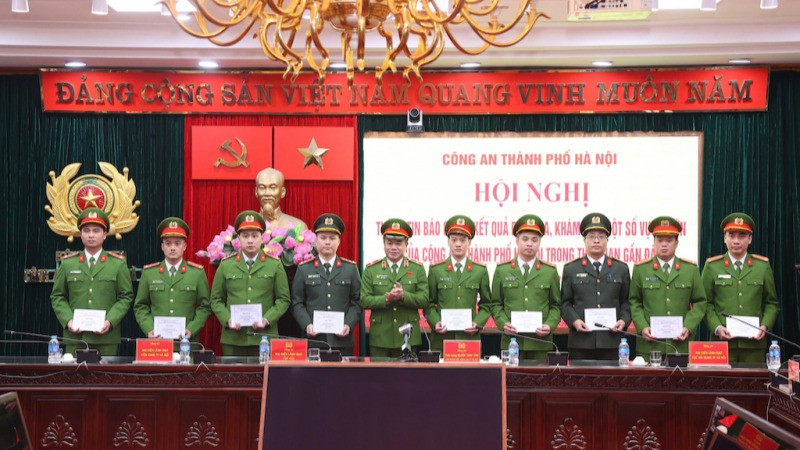 Trao Quyết định khen thưởng của Bộ Công an, Ủy ban nhân dân thành phố Hà Nội tặng các đơn vị.