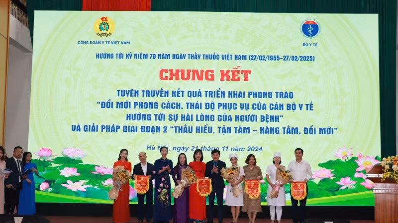 Ban Tổ chức trao giải Nhất và Nhì tặng các đơn vị đạt giải.