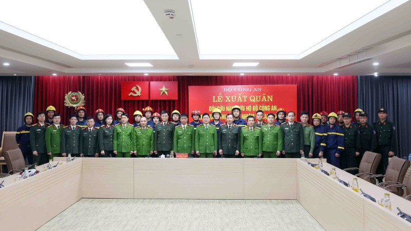 Lãnh đạo Bộ Công an chụp ảnh lưu niệm cùng đoàn công tác trước khi lên đường thực hiện nhiệm vụ. Ảnh: Phạm Kiên