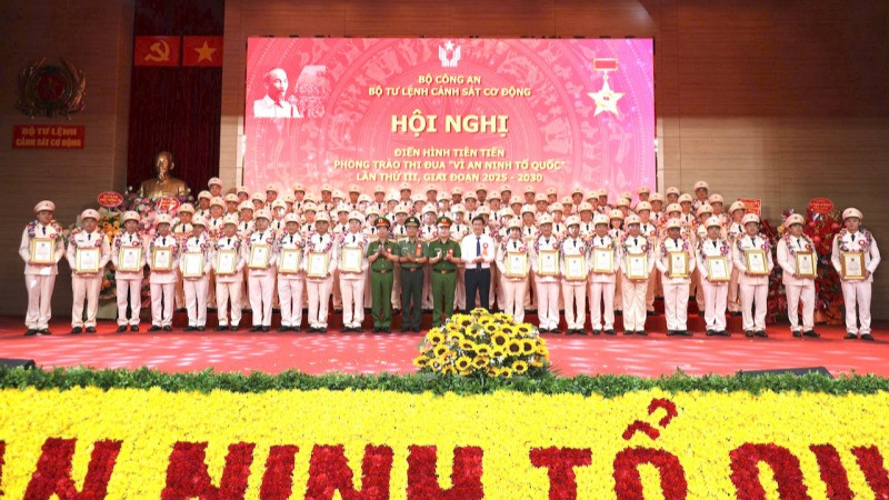 Tôn vinh 80 điển hình tiên tiến, đại diện hơn 18 nghìn cán bộ, chiến sĩ trong toàn lực lượng.
