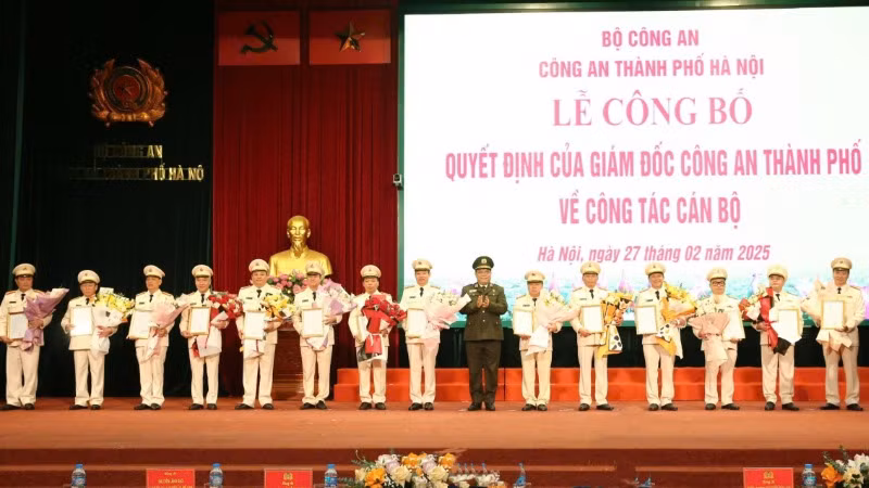 Giám đốc Công an thành phố Hà Nội trao quyết định nghỉ hưu cho 23 đồng chí.