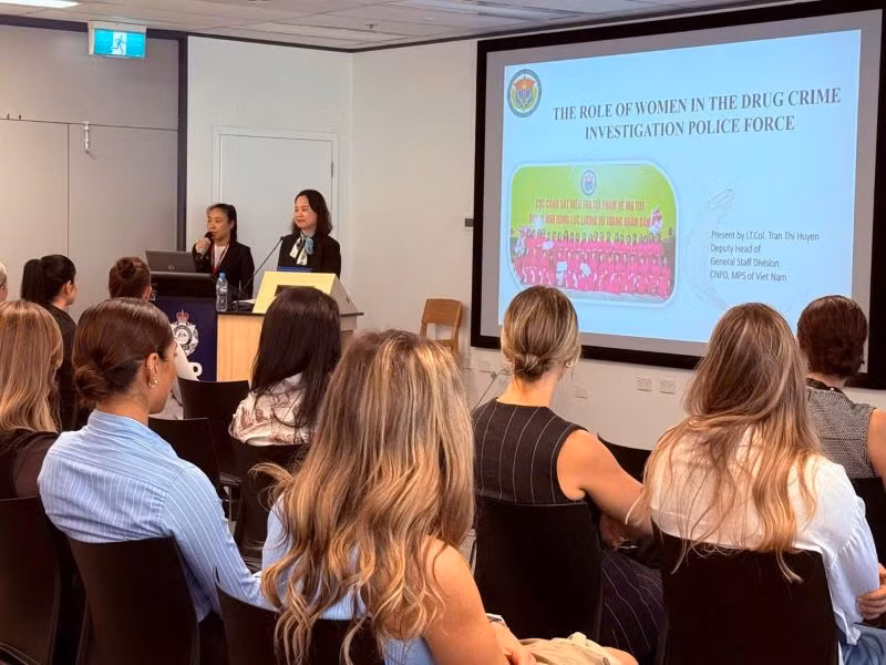 Thượng tá Trần Thị Huyền trình bày tham luận tại hội thảo.