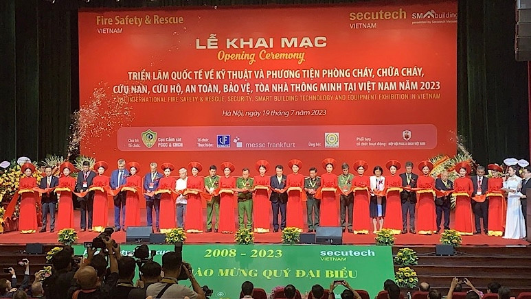 Các đại biểu cắt băng khai mạc triển lãm.