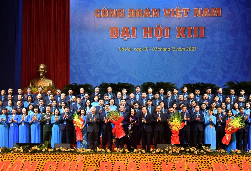 Thường trực Ban Bí thư Trương Thị Mai, Chủ tịch Ủy ban Trung ương Mặt trận Tổ quốc Việt Nam Đỗ Văn Chiến và Phó Thủ tướng Chính phủ Trần Hồng Hà tặng hoa chúc mừng Ban Chấp hành Công đoàn Việt Nam nhiệm kỳ 2023-2028.