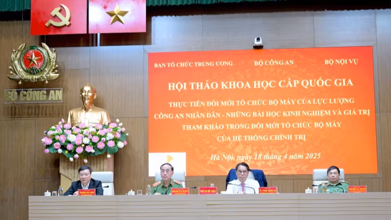 Các đồng chí chủ trì hội thảo.