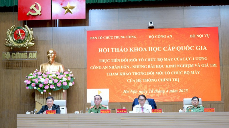 Các đồng chí chủ trì hội thảo.