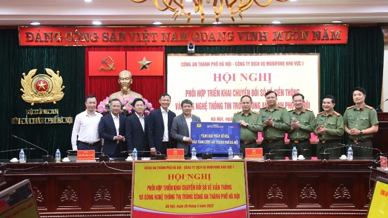 Cty dịch vụ Mobifone khu vực 1 tặng giải pháp số hóa Bảo tàng Công an thành phố Hà Nội.