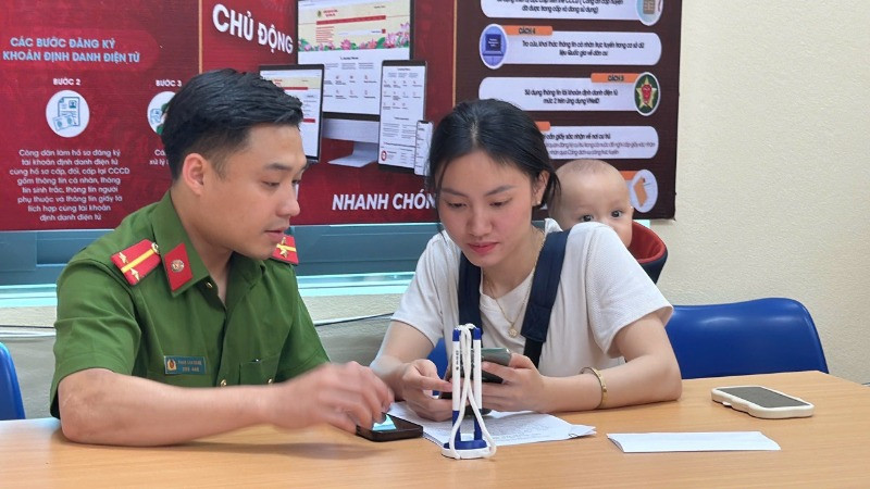 Công an xã Vạn Hòa, thành phố Lào Cai hướng dẫn thủ tục hành chính cho người dân.