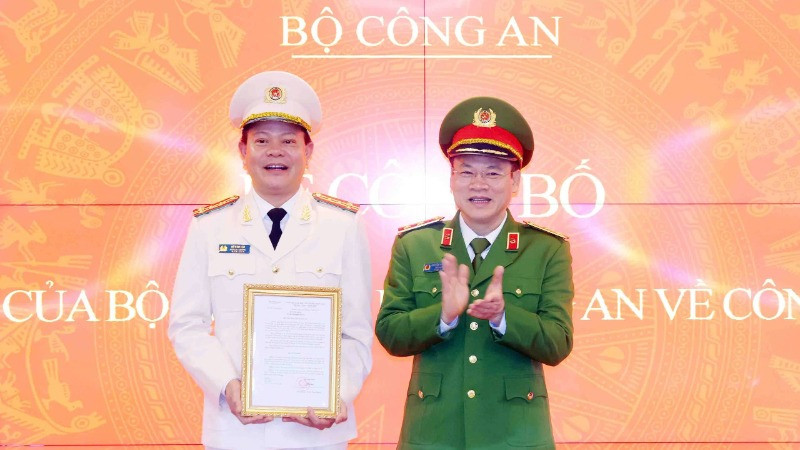 Thứ trưởng Bộ Công an Nguyễn Văn Long trao quyết định cho Đại tá Vũ Văn Tấn.
