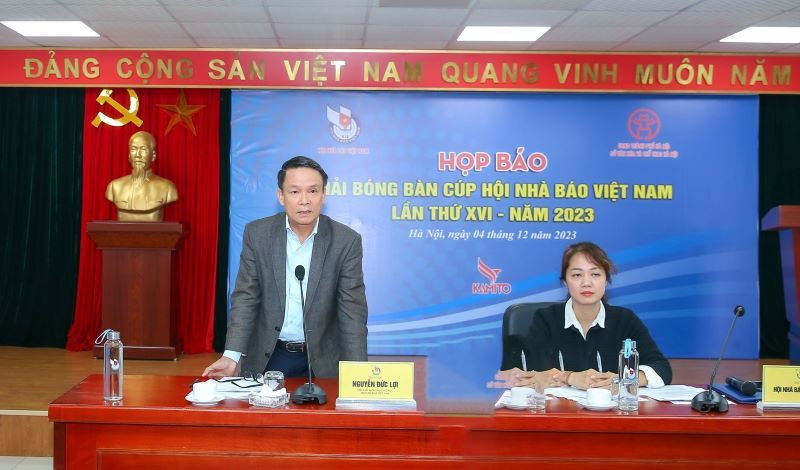 Phó Chủ tịch thường trực Hội Nhà báo Việt Nam Nguyễn Đức Lợi phát biểu tại họp báo.