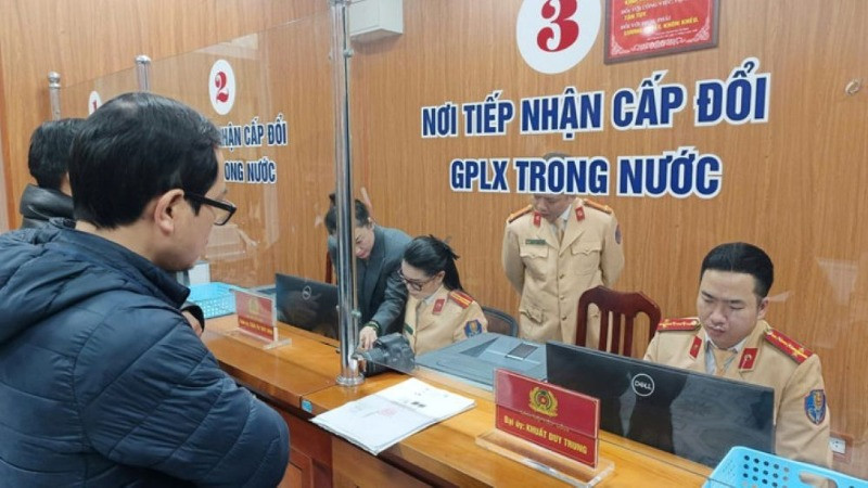  Việc cấp, đổi giấy phép lái xe được thực hiện bằng 2 hình thức trực tiếp và trực tuyến.