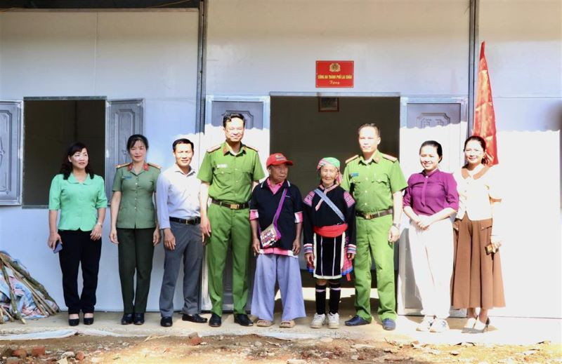 Công an thành phố Lai Châu tặng nhà cho hai cụ già hơn 100 tuổi.