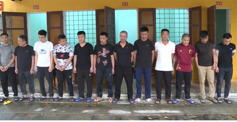 Công an Thanh Hóa bắt giữ các đối tượng trong đường dây cá độ bóng đá dưới hình thức cá độ trên mạng.