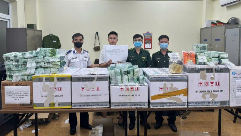 Lực lượng chức năng bắt giữ đối tượng Lý Thành Hữu cầm đầu đường dây (thứ 2, từ trái sang).