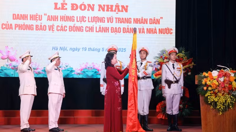 Phó Chủ tịch nước Võ Thị Ánh Xuân gắn huy hiệu “Anh hùng Lực lượng vũ trang nhân dân” lên lá cờ truyền thống Phòng Bảo vệ các đồng chí Lãnh đạo Đảng và Nhà nước thuộc Bộ Tư lệnh Cảnh vệ, Bộ Công an.