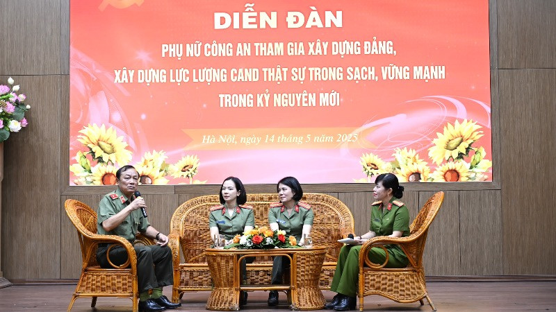 Các điển hình tham gia trao đổi tại diễn đàn.
