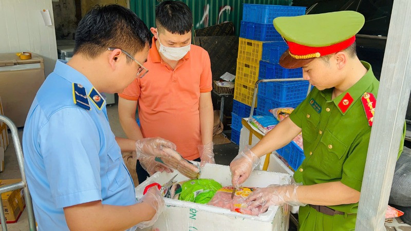 Hơn 1 tấn nguyên liệu đã bị thu giữ. 