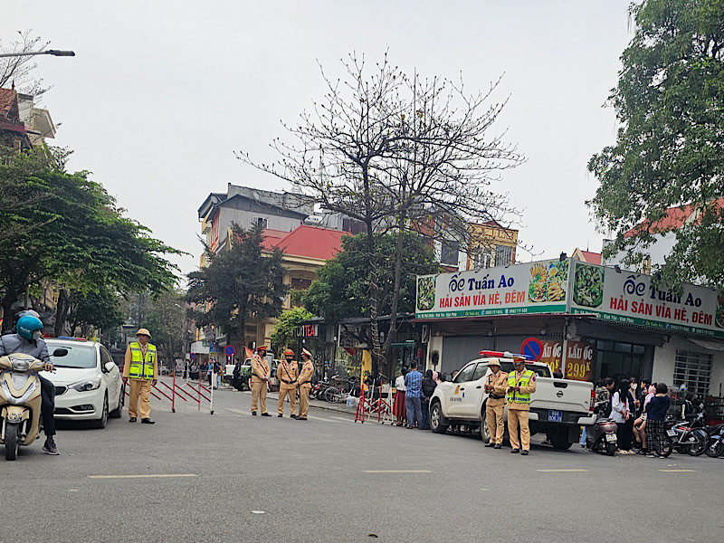Lực lượng công an phong tỏa phố Chiền thuộc phường Ngô Quyền, thành phố Vĩnh Yên - nơi có nhà riêng của Bí thư Tỉnh ủy Vĩnh Phúc Hoàng Thị Thúy Lan.