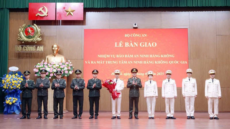 Thứ trưởng Phạm Thế Tùng tặng hoa chúc mừng đại diện lãnh đạo Trung tâm An ninh hàng không quốc gia.
