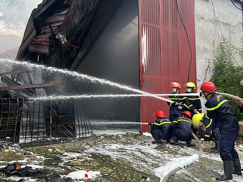 Lực lượng tham gia chữa cháy.