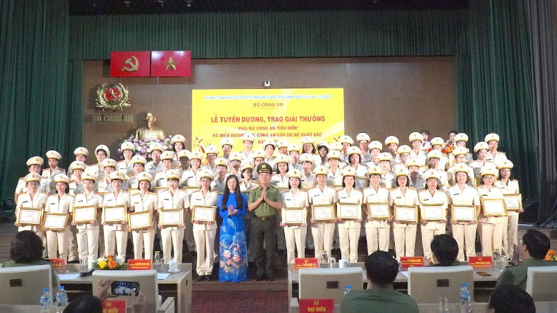 Biểu dương 62 gương “Nữ Công an cơ sở xuất sắc” năm 2024.