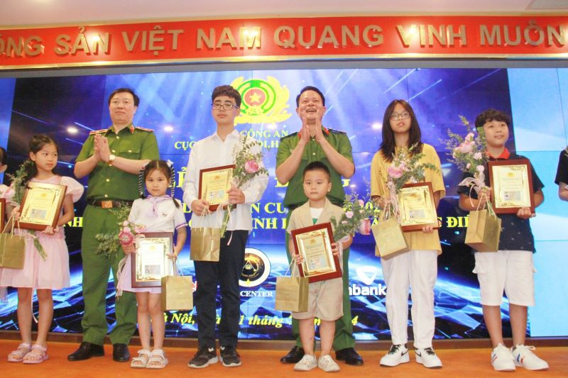 Cục cảnh sát Quản lý hành chính trao thẻ căn cước, giấy chứng nhận đối với 10 công dân đầu tiên.