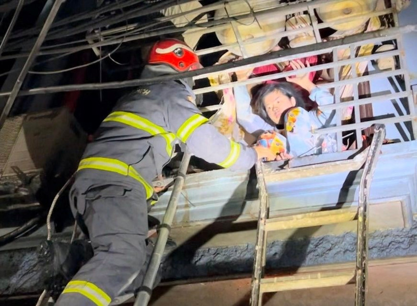 Lực lượng Công an cứu hộ tại đám cháy xảy ra cháy tại nhà số 357 Ngõ Quỳnh, phường Quỳnh Lôi, quận Hai Bà Trưng, Hà Nội.